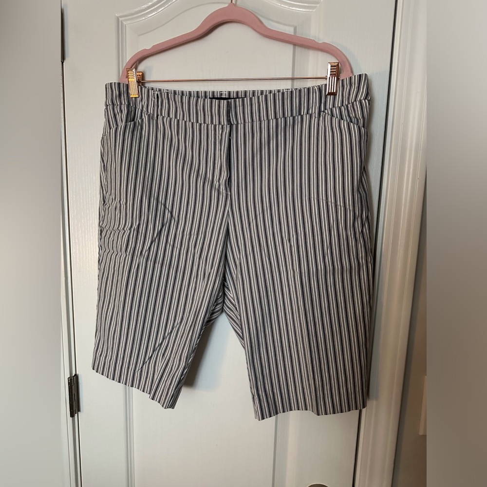 7th Avenue New York&Co Blue/White Stripped Shorts Sz 18